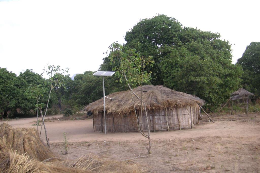 Un pannello che alimenta una capanna in Mozambico (Esmap World Bank via Flickr, https://flic.kr/p/mCjRik)