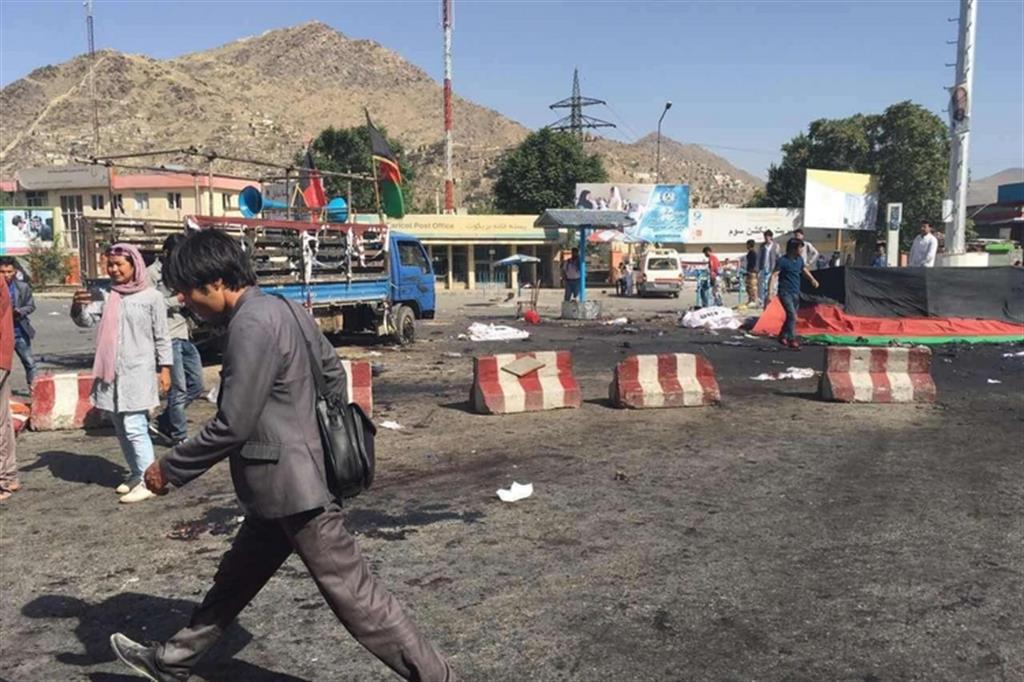 Attentato a Kabul: oltre 60 morti