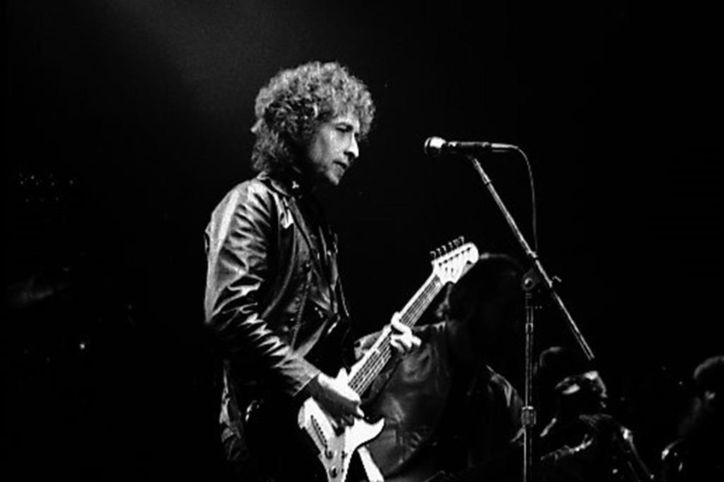 Bob Dylan durante un concerto degli anni Settanta (WikiCommons)