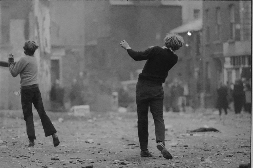 Gilles Caron, Manifestazione anticattolica a Londonderry, 1969 (cortesia Fondazione Gilles Caron)