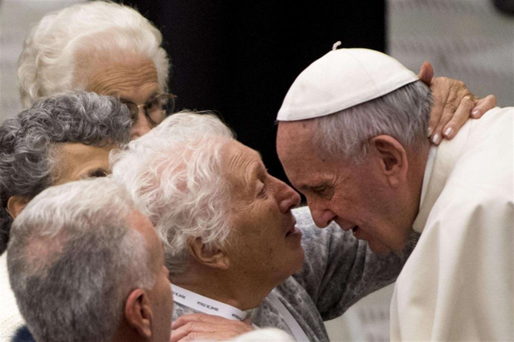 Il Papa: nonni, parte essenziale della società
