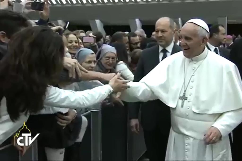 Il Papa saluta i dipendenti vaticani in Aula Paolo VI (fermo immagine da Ctv)