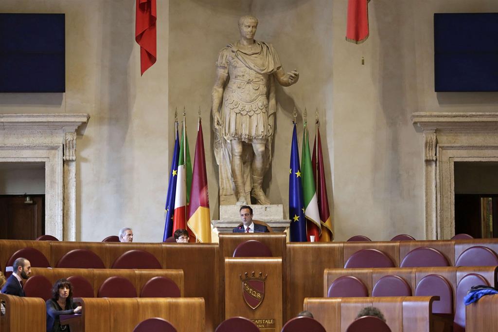 Giulio Cesare, in Campidoglio, guarda perplesso l'aula del Consiglio comunale a lui intitolata