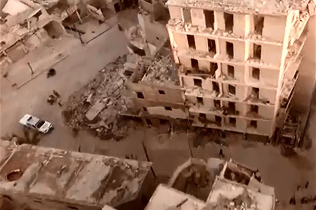 Siria, razzi su scuola: 5 bimbi uccisi Un drone svela Aleppo est in macerie