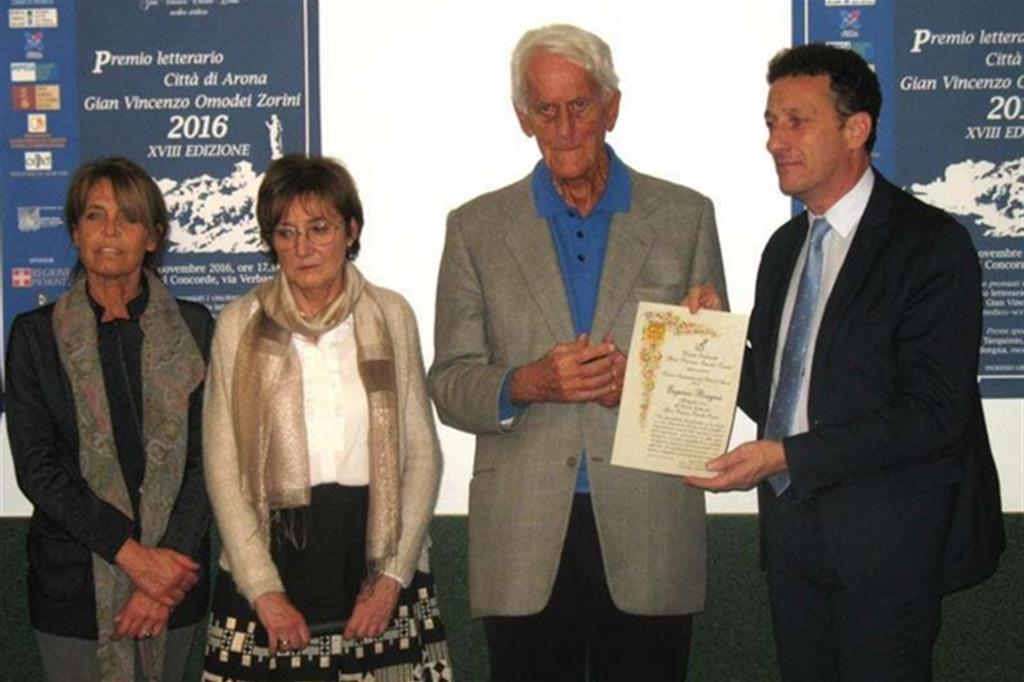 Ad Arona premiato Eugenio Borgna, «Una vita dedicata alla psichiatria». A destra il sindaco Alberto Gusmeroli