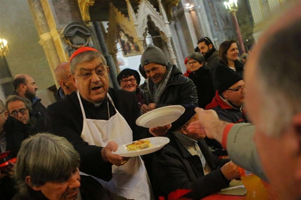 A servirli, il cardinale Crescenzio Sepe, insieme ai tanti volontari della Caritas diocesana che hanno accolto l’invito dell’arcivescovo a trascorrere una giornata di festa - 