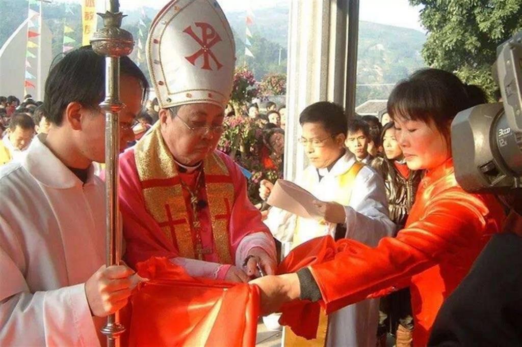 Ventimila al funerale del vescovo Huang