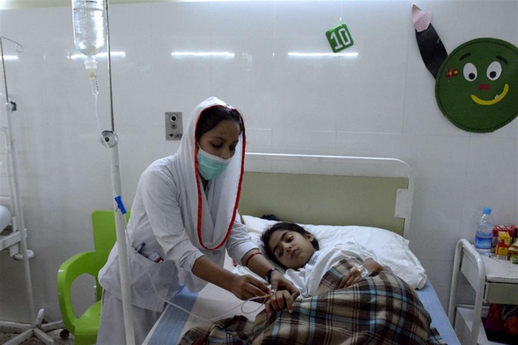 L'arcivescovo di Lahore visita i feriti in ospedale