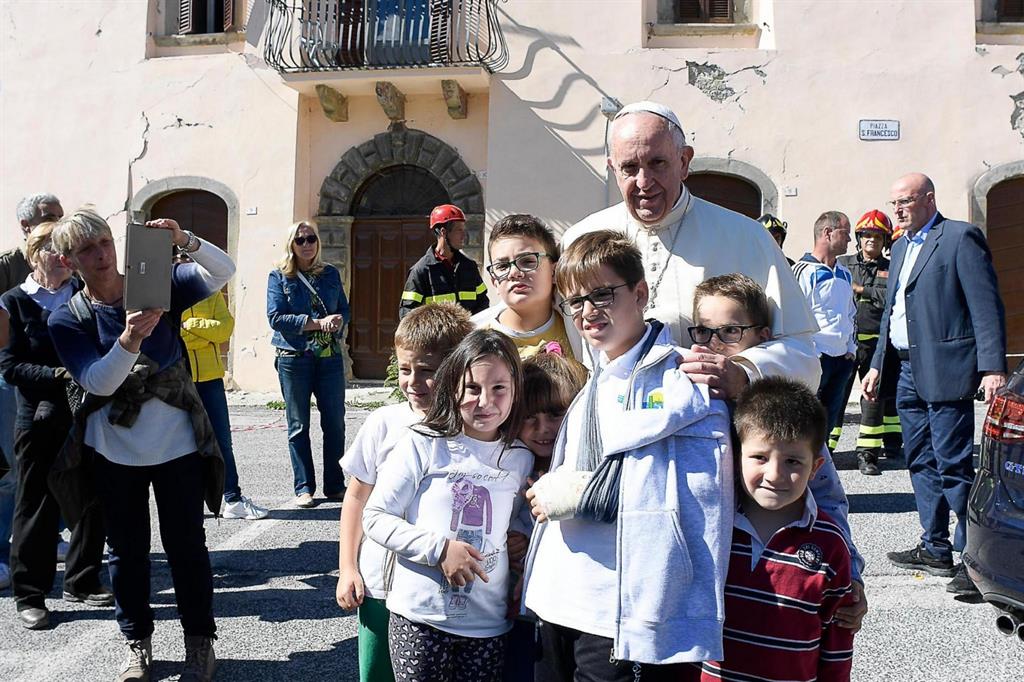 Il Papa con un gruppo di bambini durante la sua visita ad Accumoli il 4 ottobre scorso (Foto Osservatore Romano)