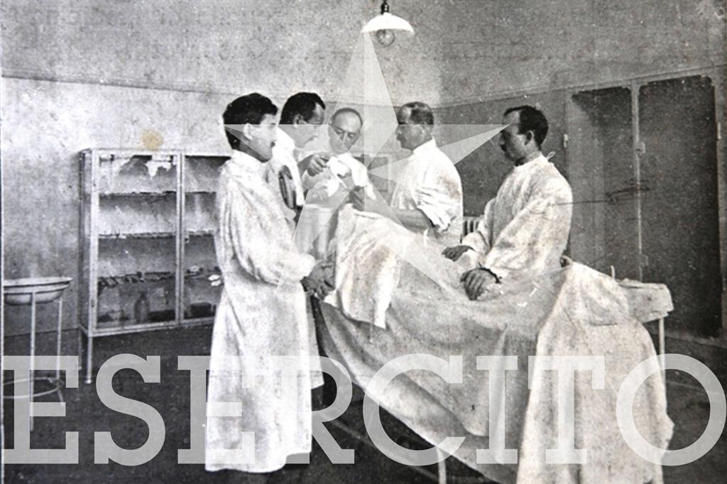 Medici militari durante un intervento di chirurgia ricostruttiva - 