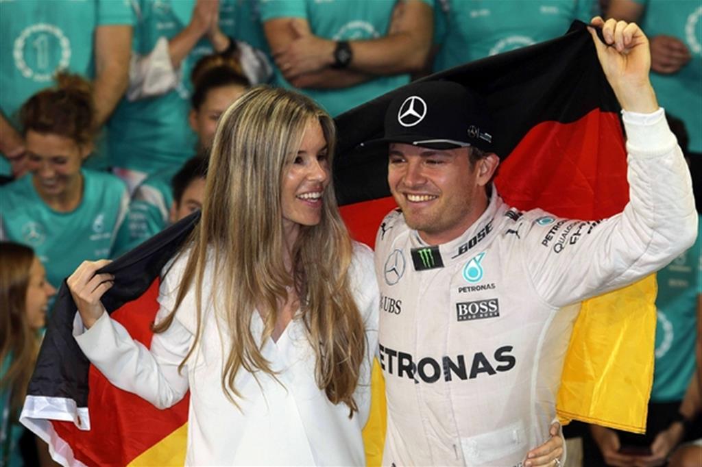 Nico Rosberg con la moglie Vivian: il neocampione della F.1 ha dedicato il titolo a lei e alla figlioletta