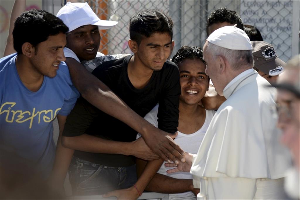 Il Papa: «Porre fine al traffico umano» 