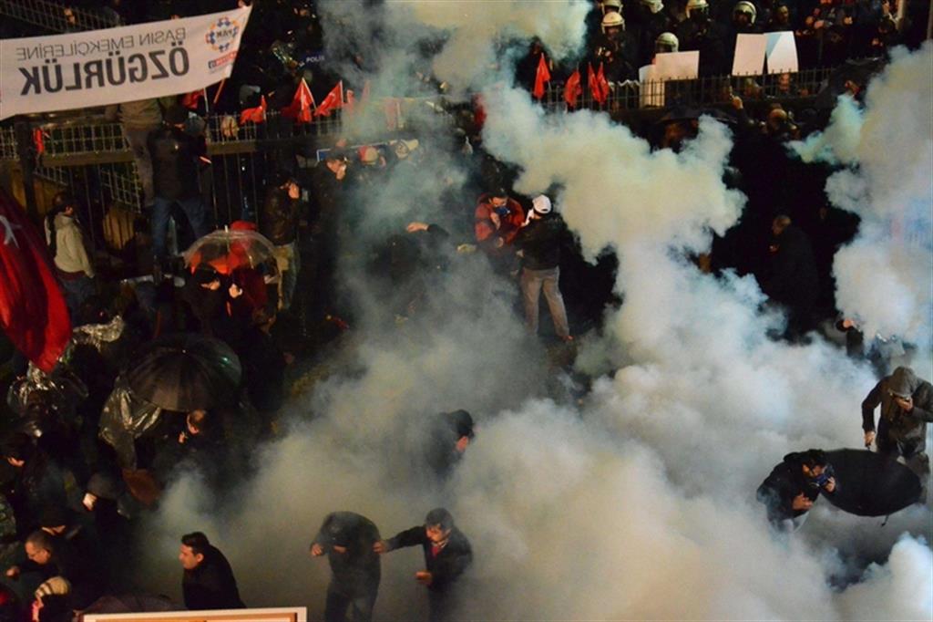 Turchia, stop al giornale d'opposizione: scontri