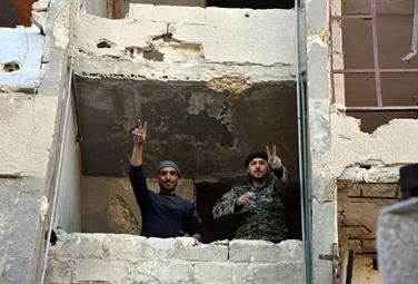 Aleppo, l'esercito avanza nei quartieri orientali. Migliaia di civili in fuga