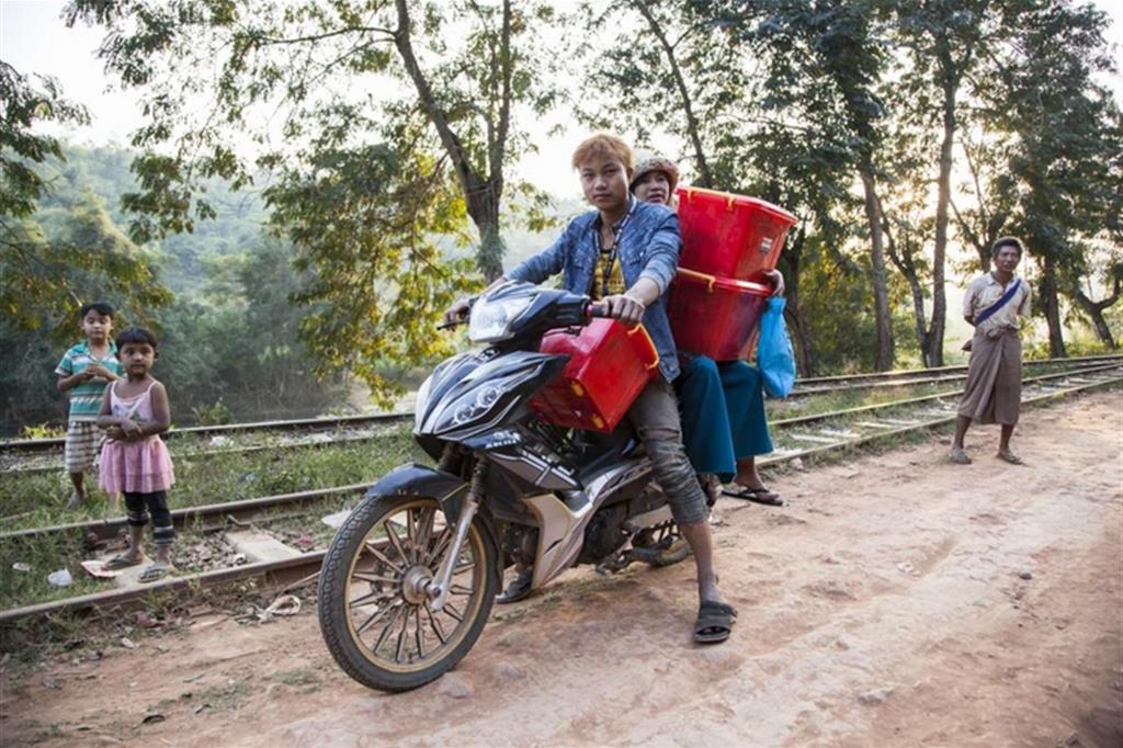 Myanmar: «Noi, infermiere in moto combattiamo la malaria»