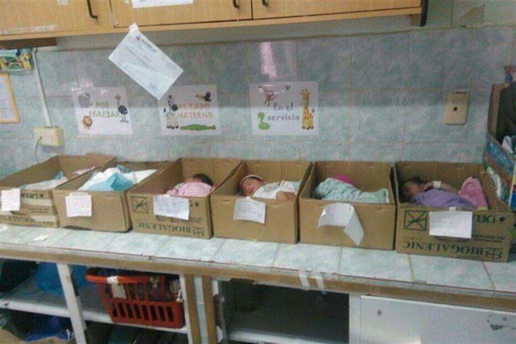 Venezuela, neonati in scatola di cartone 