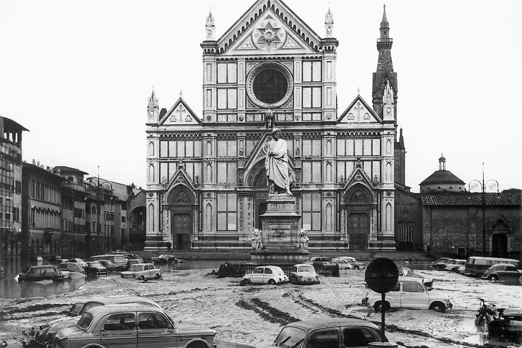 Piazza Santa Croce, con la sua Basilica, invasa dalle acque