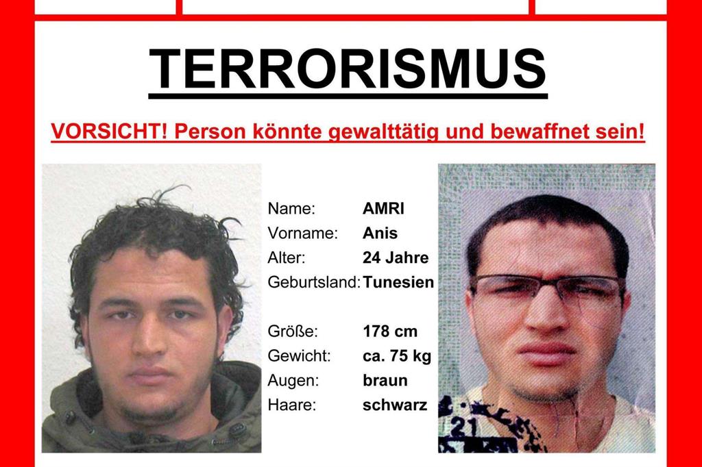 Due foto del ricercato tunisino diffuse dalla procura generale della Germania