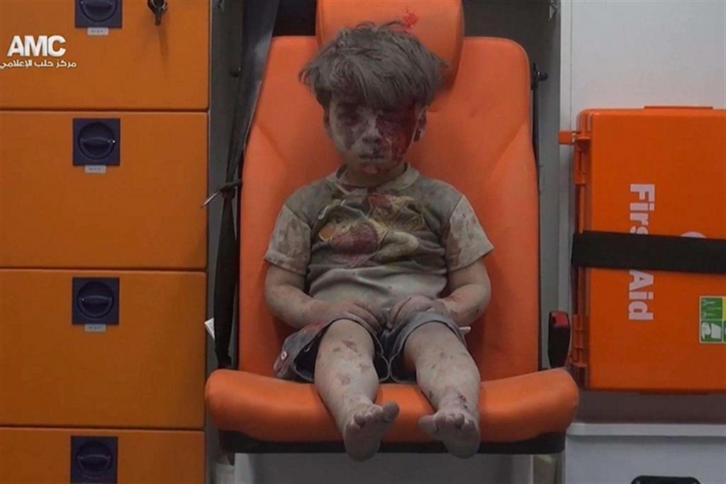 Bombe su Aleppo, il dolore dei bimbi