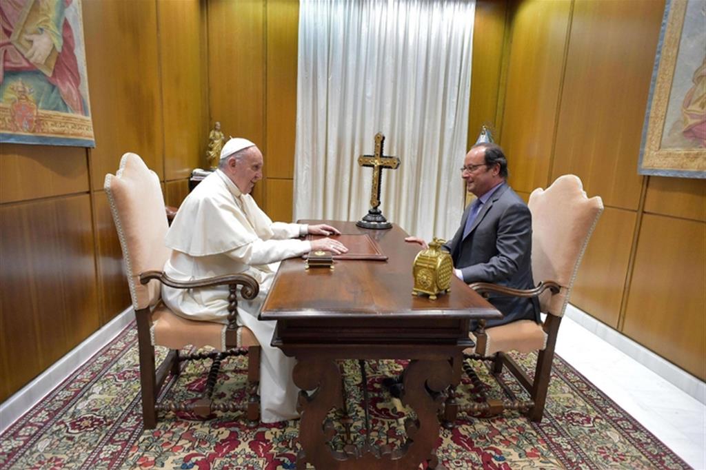 Hollande: grato al Papa per parole dopo attacchi