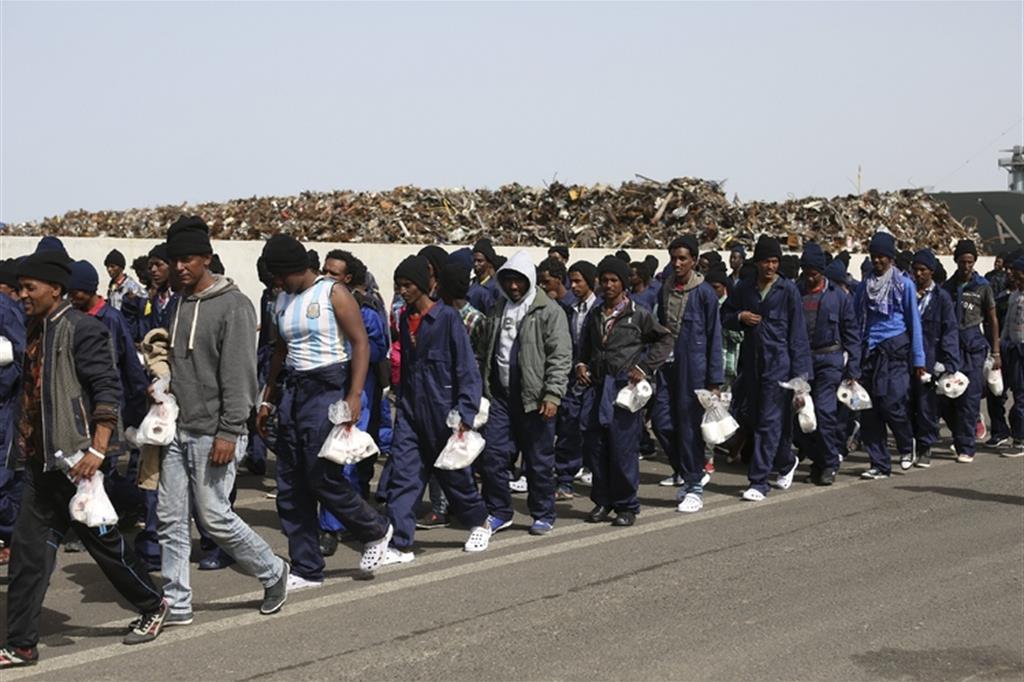 Migranti, l'Ue in campo contro i trafficanti