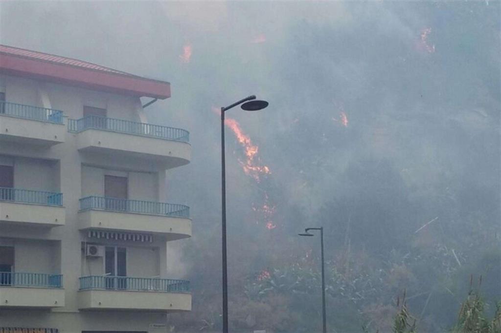 Sicilia in fiamme, chiusa autostrada A20