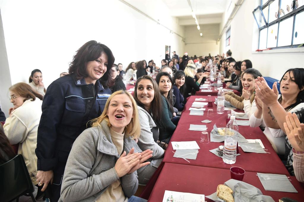 Un momento del pranzo servito da attori e comici nel carcere di Roma