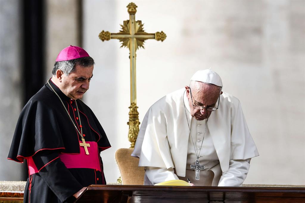 Papa Francesco firma la lettera apostolica «Misericordia et misera» (Siciliani)
