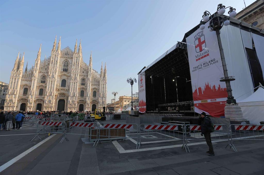 Preparativi per il concerto in piazza Duomo a Milano (Fotogramma)