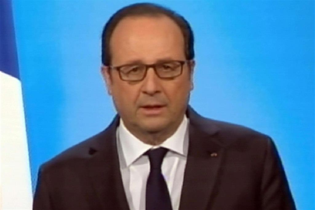 Il presidente francese Hollande annuncia in tv che non si ricandiderà per l'Eliseo
