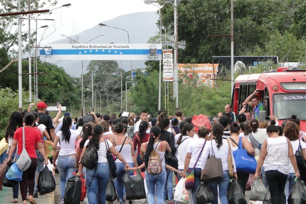 Venezuela, l'assalto delle donne al cibo