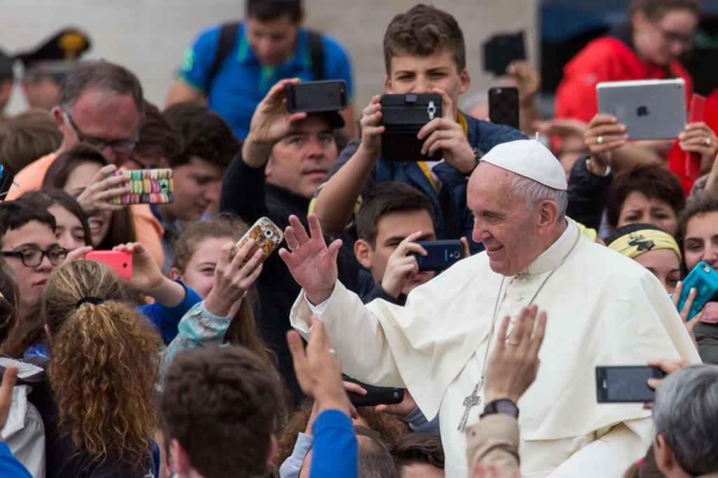 Papa Francesco: «La felicità non ha prezzo, non è una App»
