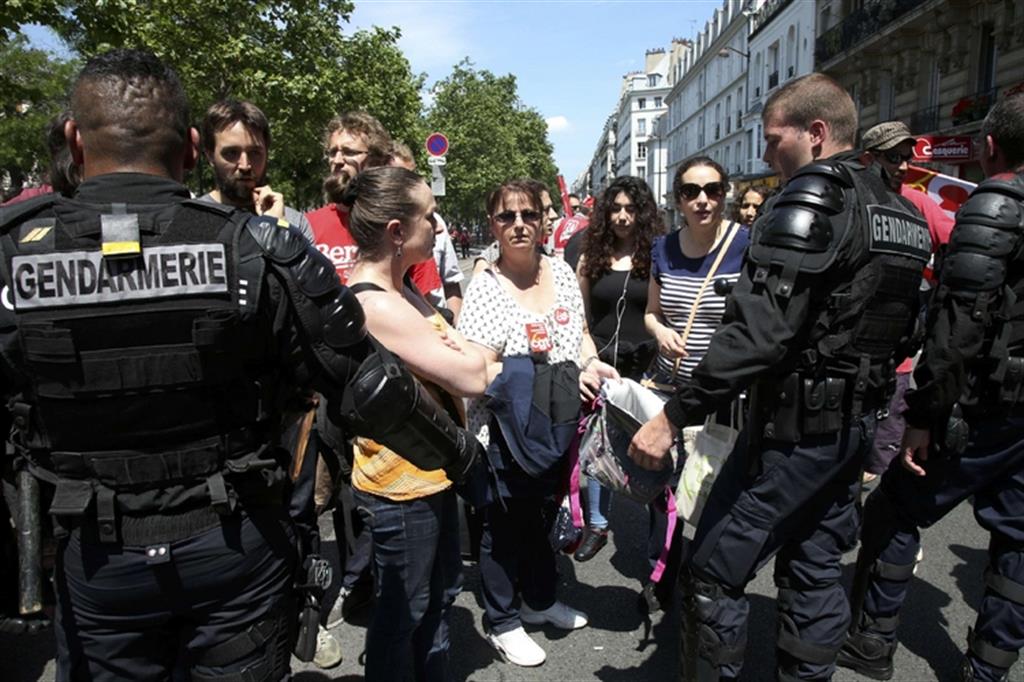 Parigi, 95 fermi al corteo dei sindacati