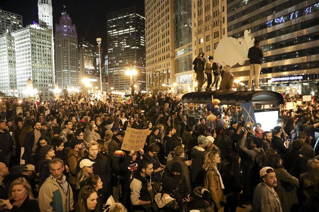 Dimostranti anti Trump nel centro di Chicago (Ansa)