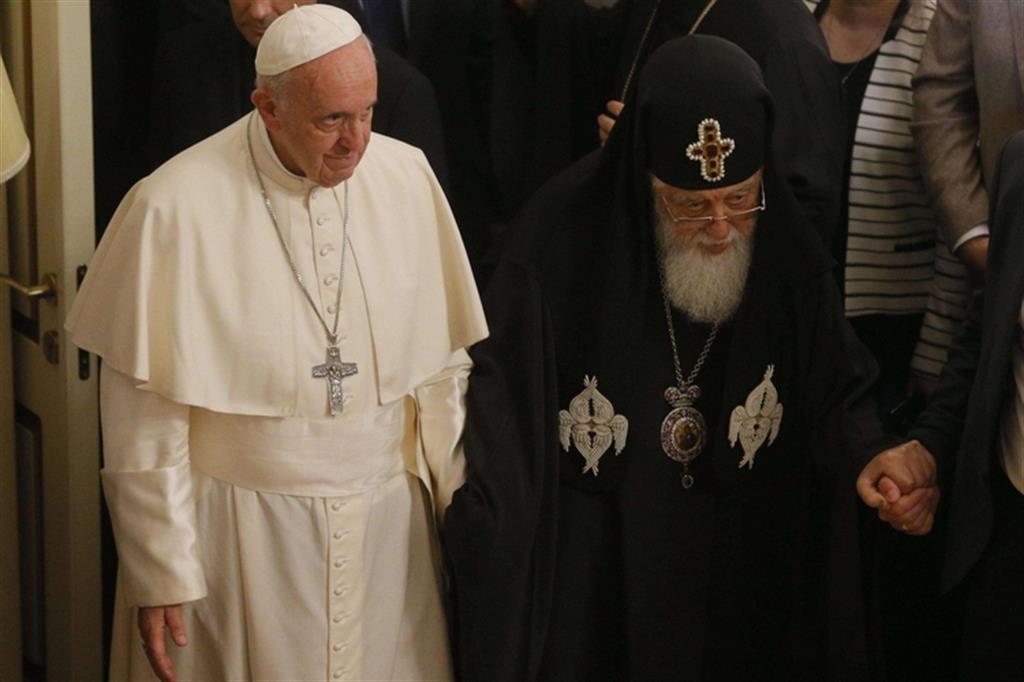 L'abbraccio del Papa al patriaca Ilia II «Tra noi unità di cui il mondo è assetato»