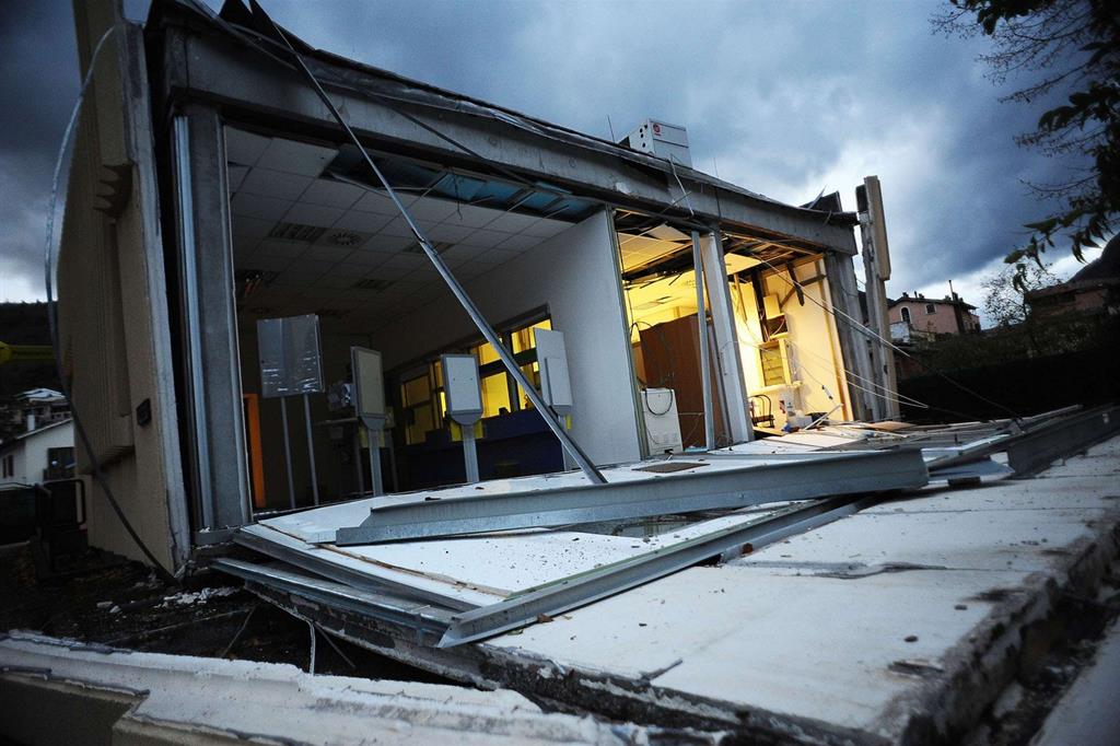 L'ufficio postale di Visso, danneggiato dal terremoto. - 