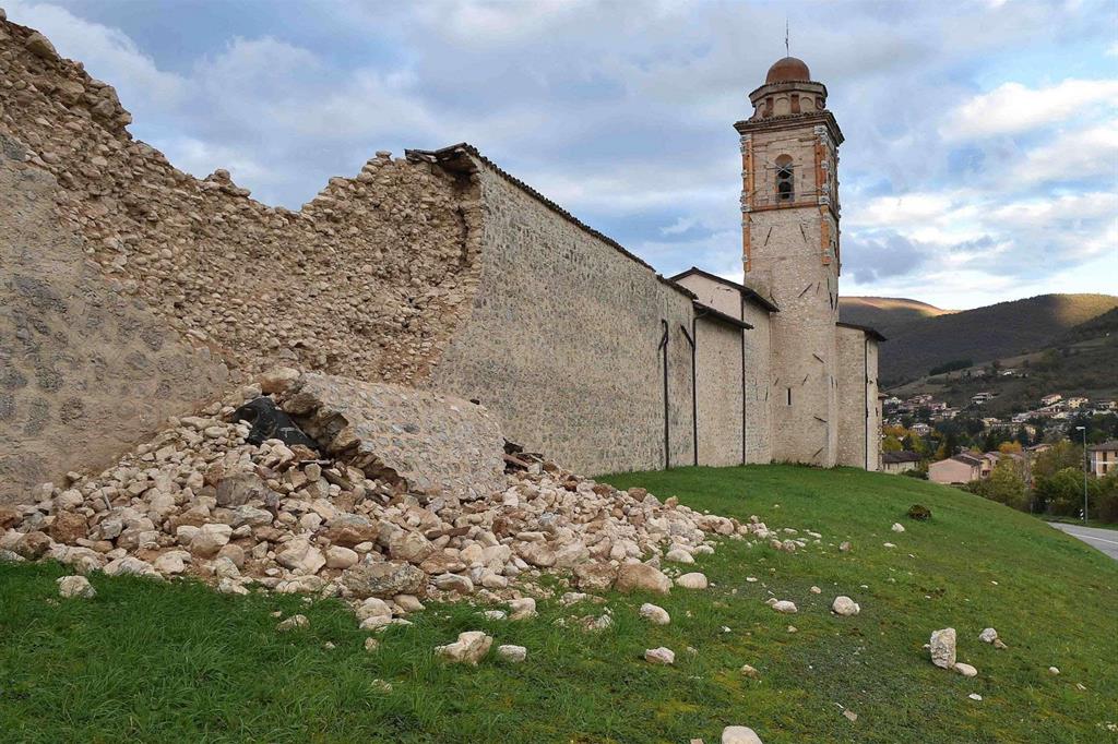 Le mura di Visso, crollate con la seconda scossa di terremoto. - 