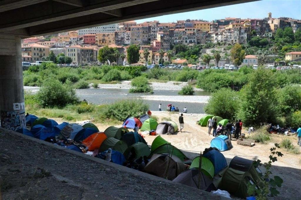 Ventimiglia, 150 profughi in parrocchia Il vescovo: aprite le porte ai migranti