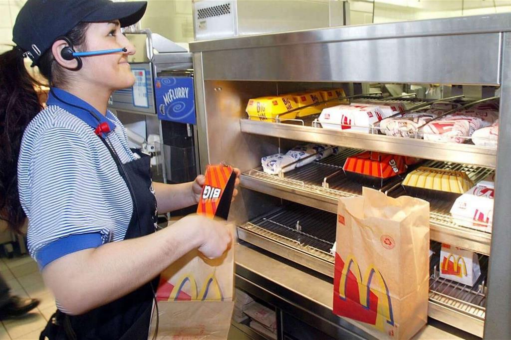 Una dipendente di McDonald's a lavoro