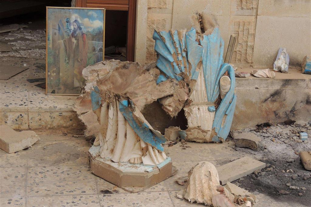 I fedeli hanno accantonato i pezzi della statua di Maria ma manca la testa - 