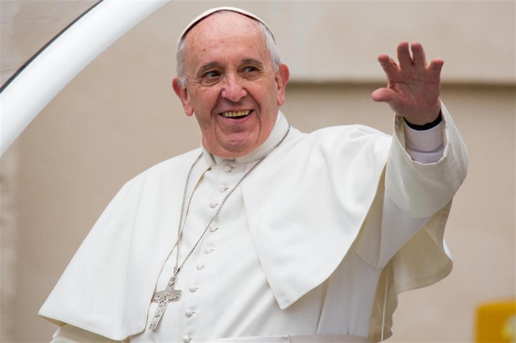 Lesbo, il Papa a pranzo con i profughi Al porto la preghiera ecumenica