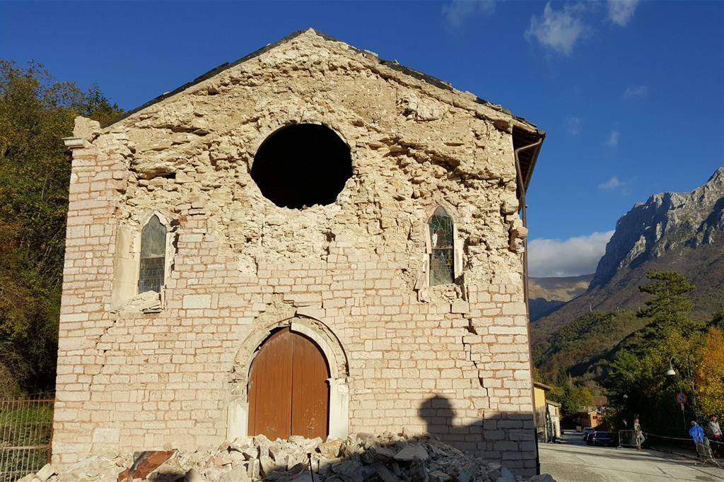 Una delle chiese di Ussita danneggiate dal sisma 30 ottobre (Foto Liverani)