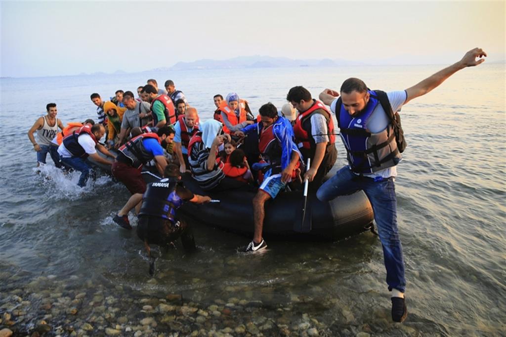 Profughi, 30 morti in mare. Fermati 2 scafisti