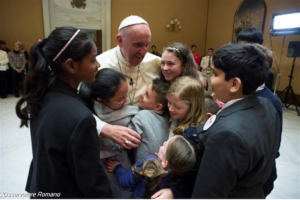 Il calcio, la morte, il dolore innocente: i bambini domandano e il Papa risponde 