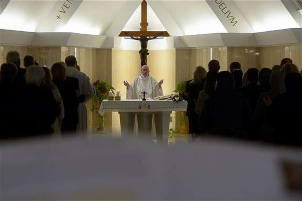 Il Papa: cristiani siano persone di luce No alla "doppia vita"