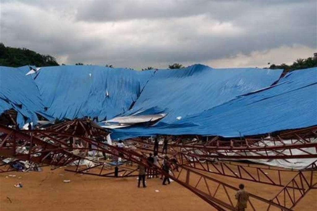 Nigeria, crolla tetto di una chiesa evangelica, circa 160 morti