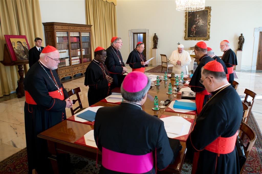 Uno dei precedenti incontri di Papa Francesco con il Consiglio dei cardinali (C9) che sta lavorando per la riforma della Curia Romana. (Osservatore Romano)
