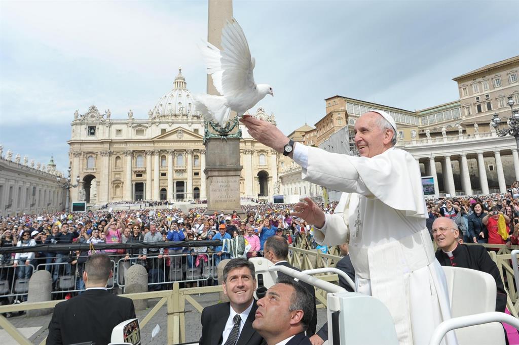 Papa Francesco libera due colombe, simbolo di pace (Foto Osservatore Romano)