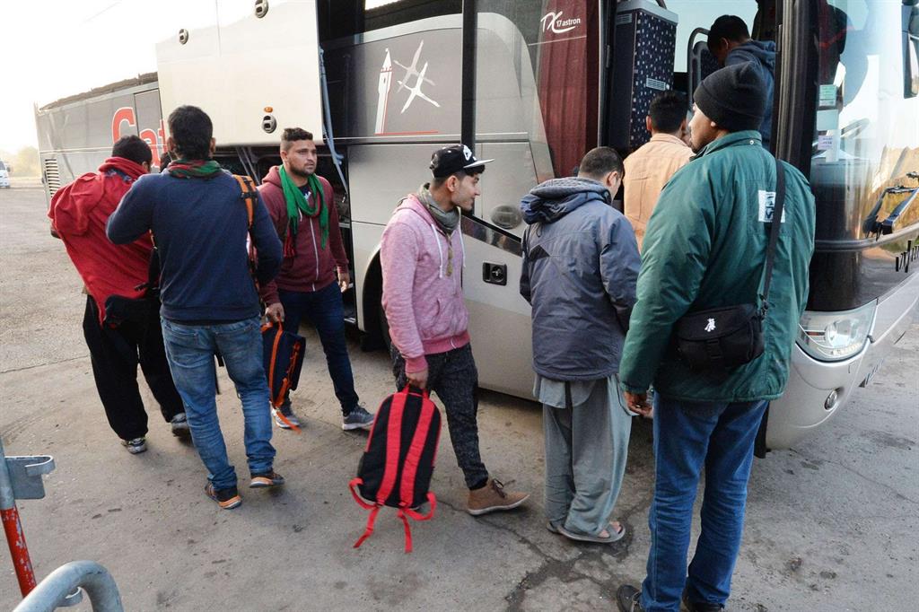 Cento migranti da Milano a Taranto