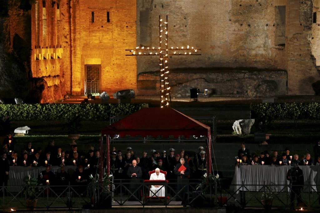 Al Colosseo la Via Crucis con il Papa Meditazioni su profughi, bimbi e crisi